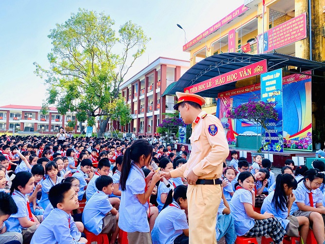 Tuyên truyền pháp luật về giao thông đường bộ, phòng chống ma túy, thuốc lá điện tử tại Trường Tiểu học Tứ Kỳ